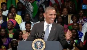 Une foule chante un joyeux anniversaire à Barack Obama