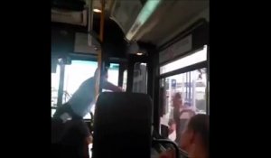 Un passager crache au visage du chauffeur de bus... Il aurait pas du!