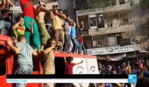 Syrie : des dizaines de Syriens dans les rues d'Alep célèbrent la victoire des insurgés