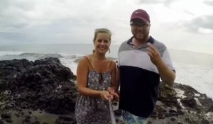 Selfie fail au bord de la mer : vague géante