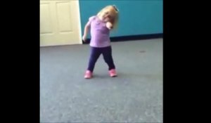 Cette fillette adorable danse comme une folle sur Whip Nae Nae