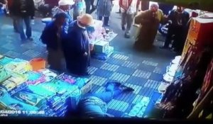 Un Marocain met une main aux fesses de cette femme et il n'aurait pas du...