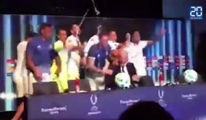 Zidane chahuté et aspergé par les joueurs du Real Madrid après la Super Coupe d'Europe