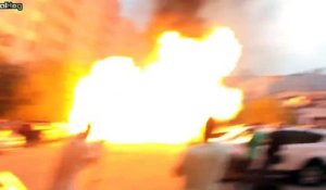 Une voiture prend feu et explose en pleine rue