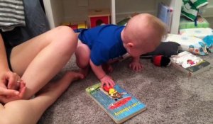 Ce bébé a une réaction fascinante quand il se rend compte que sa mère lit la dernière page de l'histoire !
