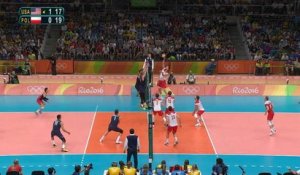 Volley-ball - Les Etats-Unis battent la Pologne