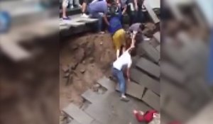 En Chine un trottoir s'effondre