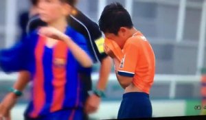 Les jeunes du Barça réconfortent leurs adversaires