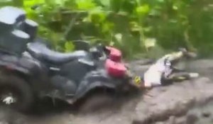 Il fait le malin avec son quad et s'éclate dans la boue... Crash hilarant