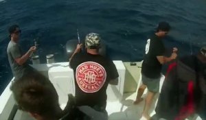 Un bateau se fait renverser pendant une partie de pêche au gros !