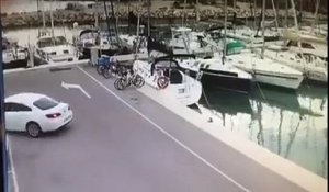 Un pêcheur oublie de mettre le frein à main de sa voiture sur le quai d'un port !