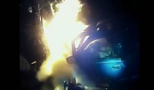 Un policier sauve un homme piégé dans une voiture en feu !