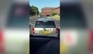 Un jeune conducteur anglais est la risée de deux autres conducteurs derrière lui !