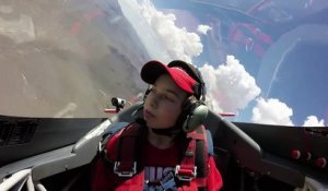 Il endort son fils en avion : l'effet de 8G sur le corps humain!