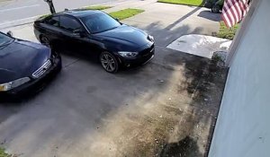 Un automobiliste perd le contrôle de sa voiture et dérape dans le garage