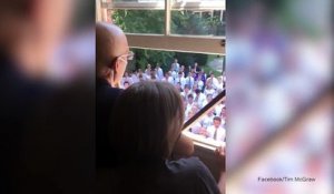 Toute une école se rassemble devant la maison d'un prof atteint du cancer pour chanter