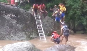 Un homme piégé dans une rivière en crue au Népal secourue