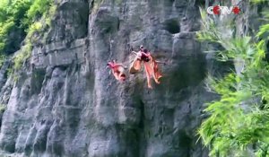 Le collectif de danseurs Bandaloop danse à 1300 mètres au-dessus du sol !