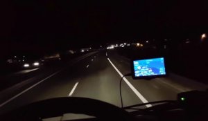 Attaque d'un camion par des migrants de nuit à Calais sur l'autoroute