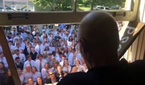 Touchant : 400 élèves chantent pour leur professeur malade