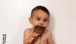 Ce bébé est FAN de Nutella... Les bras dans le pot !