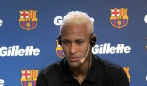 Le joueur brésilien Neymar dit "vivre son rêve" au FC Barcelone
