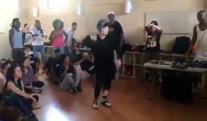 Cette femme à 72 ans et elle parvient à bouger ses jambes comme Michael Jackson