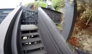 video drole : il saute dans une crevasse avant que l'eau se retire