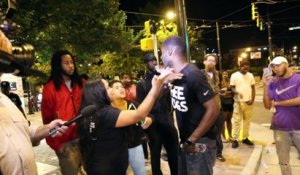 Il distribue des calins dans les émeutes de Charlotte aux Etats Unis