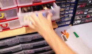 Boîte inutile vs Main robotisée en LEGO