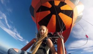 Un top modèle Russe saute en parachute d'une montgolfière