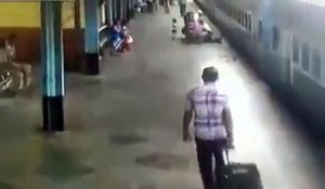 Une femme très chanceuse dans une gare en Inde