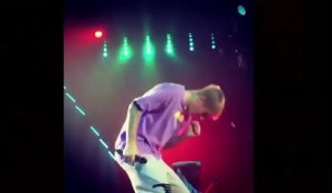 Justin Bieber éternue de la morve sur le public en concert !