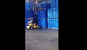 Un cariste explose un stock énorme de bière dans un entrepôt
