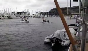Bataille d'eau entre 4 zodiacs dans un port!