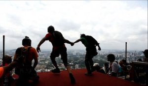 Malaisie: des adeptes du base jump sautent depuis la Tour KL