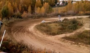 Cette voiture de rallye éclate une tour de contrôle en pleine course