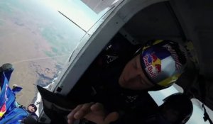 Un parachutiste en Wingsuit reste accroché à l'avion en plein vol !