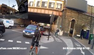 Un cycliste se fait couper la route par un autre et se prend une grosse gamelle