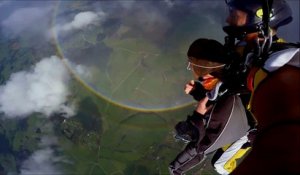 Des parachutistes sautent au dessus d'un arc-en-ciel visible à 360°