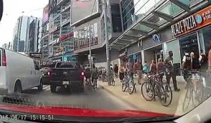Ce coursier à vélo percute un vélo en forçant le passage !