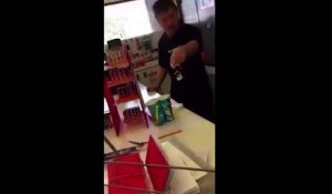 Un client veut acheter une glace dans un 7-Eleven et se prends la tête avec le patron qui s'énerve !