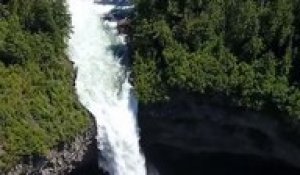 Chute d'eau magnifique et incroyable : Helmcken Falls