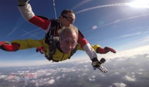 André, 81 ans, saute en parachute pour la troisième fois