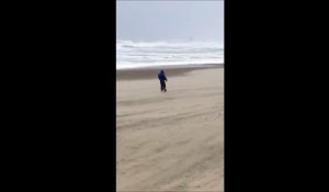 Quand de forts vents frappent la plage... Tempete de sable