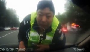 Cet automobiliste ivre, prend la fuite avec un policier accroché à son capot. Incroyable !