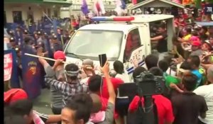 Philippines : un fourgon de police fonce sur des manifestants devant l'ambassade américaine