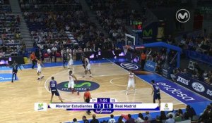 Anthony Randolph fait une Vince Carter en passant par-dessus son défenseur !