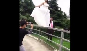 Elle a voulu marcher sur la rampe avec sa robe de mariée... Et bim, la chute
