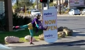 Un employé danse dans la rue pour promouvoir une marque